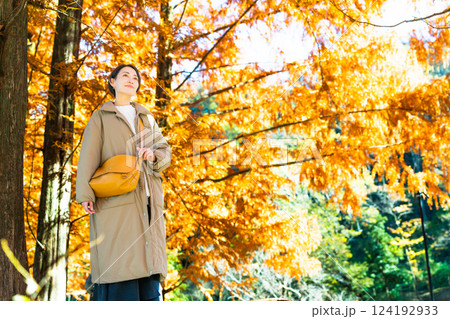 紅葉を楽しむ女性　ライフスタイルイメージ　 124192933