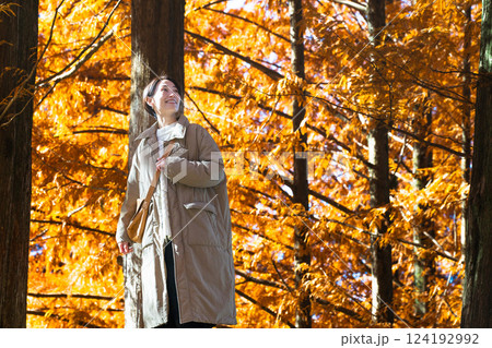 紅葉を楽しむ女性 ライフスタイルイメージ 紅葉を楽しむ女性 ライフスタイルイメージ 124192992