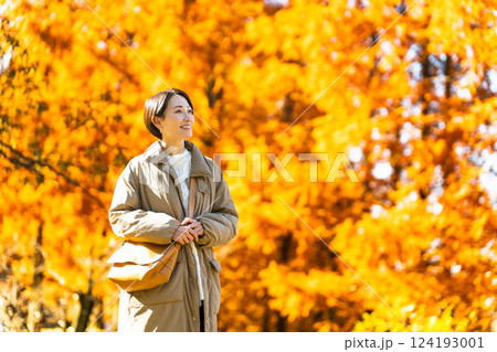 紅葉を楽しむ女性 ライフスタイルイメージ 紅葉を楽しむ女性 ライフスタイルイメージ 124193001