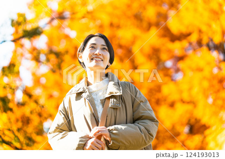 紅葉を楽しむ女性　ライフスタイルイメージ 124193013