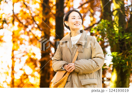 紅葉を楽しむ女性 ライフスタイルイメージ 紅葉を楽しむ女性 ライフスタイルイメージ 124193019