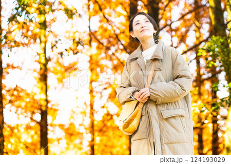 紅葉を楽しむ女性　ライフスタイルイメージ 124193029