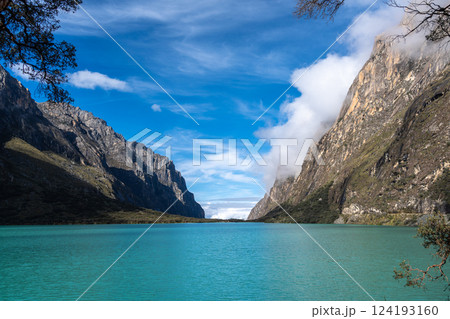 Turquoise lake surrounded by mountains on the Laguna 69 trek, Peru 124193160