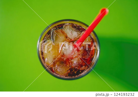 Vibrant green background with cold lemonade 124193232