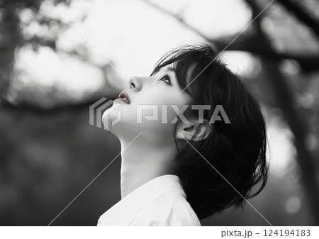 空を見上げて悩む女性 モノクロ調 空を見上げて悩む女性 モノクロ調 124194183