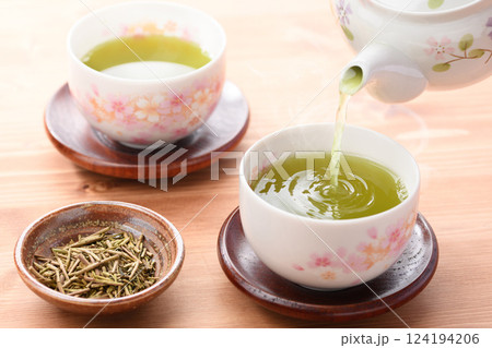 緑茶を注ぐ 124194206