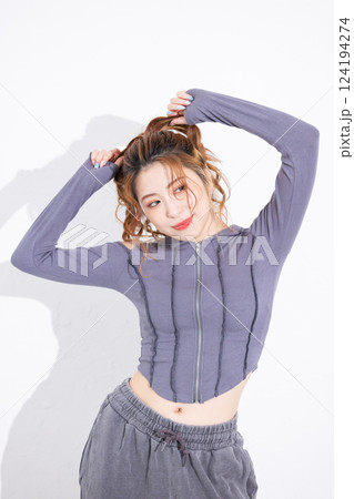 ポーズをとる若い女性 124194274