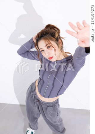 ポーズをとる若い女性 124194278