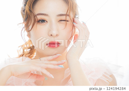 若い女性のビューティーイメージ 124194284