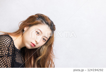 若い女性のビューティーイメージ 124194292