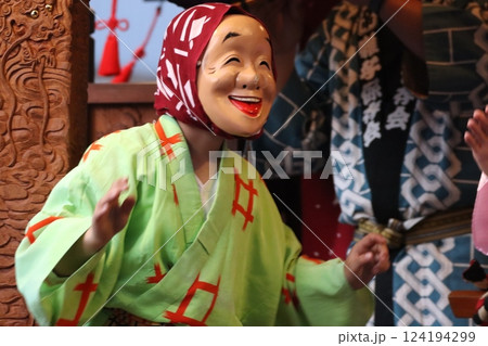 お神輿に乗る笑面の人物 お神輿に乗る笑面の人物 124194299