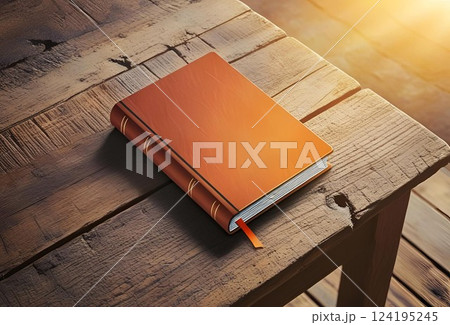 古い木製の机に置かれた一冊の本 124195245
