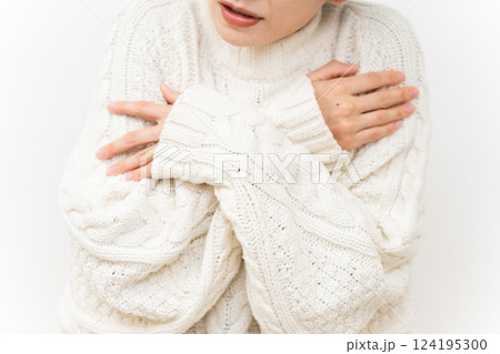 白いニットを着た女性 ライフスタイルイメージ 白いニットを着た女性 ライフスタイルイメージ 124195300