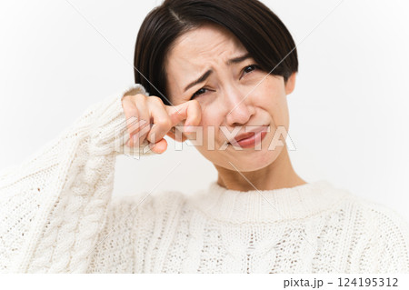 白いニットを着た女性 ライフスタイルイメージ 白いニットを着た女性 ライフスタイルイメージ 124195312