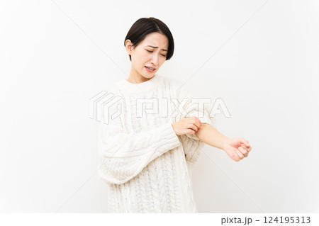 白いニットを着た女性 ライフスタイルイメージ 白いニットを着た女性 ライフスタイルイメージ 124195313