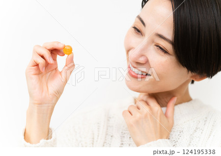 白いニットを着た女性　ライフスタイルイメージ 124195338