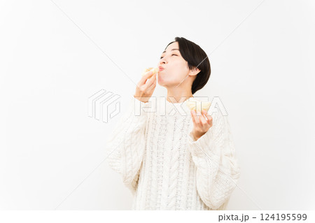 白いニットを着た女性　ライフスタイルイメージ 124195599