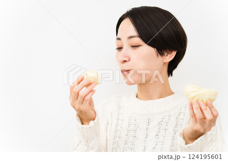 白いニットを着た女性　ライフスタイルイメージ 124195601