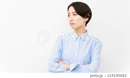 長袖シャツを着ている女性 124195683