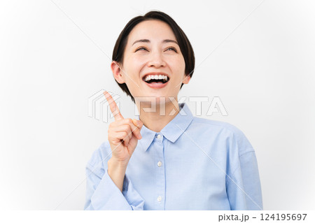 長袖シャツを着ている女性 124195697