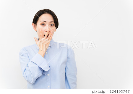 長袖シャツを着ている女性 長袖シャツを着ている女性 124195747