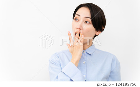 長袖シャツを着ている女性 長袖シャツを着ている女性 124195750