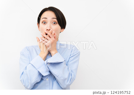 長袖シャツを着ている女性 124195752