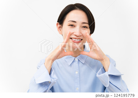 長袖シャツを着ている女性 124195779