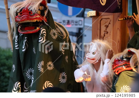 くらやみ祭の獅子舞と狐面 くらやみ祭の獅子舞と狐面 124195985