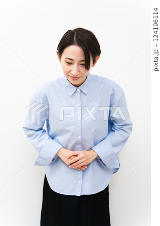 長袖シャツを着ている女性 長袖シャツを着ている女性 124196114