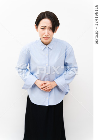 長袖シャツを着ている女性 長袖シャツを着ている女性 124196116
