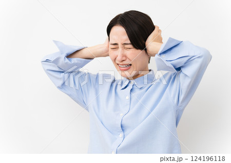 長袖シャツを着ている女性 124196118