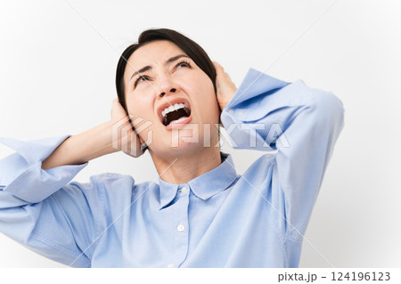 長袖シャツを着ている女性 124196123