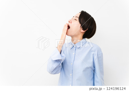 長袖シャツを着ている女性 124196124