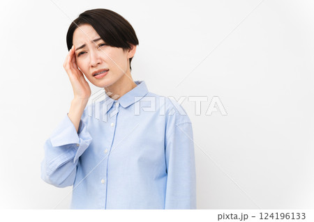 長袖シャツを着ている女性 長袖シャツを着ている女性 124196133