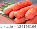 素焼きの皿に盛り付けた辛子明太子 124196196