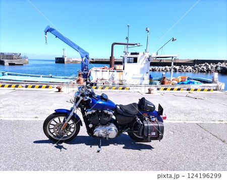 港に置かれたバイク 港に置かれたバイク 124196299