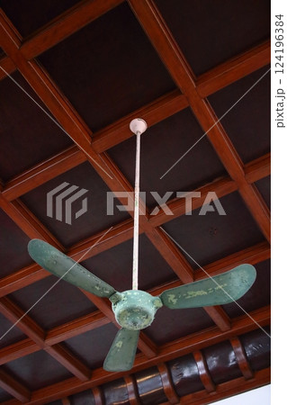 古い日本家屋（銭湯）の天井に取り付けられた扇風機 124196384