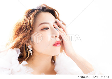 若い女性のビューティーイメージ 124196423
