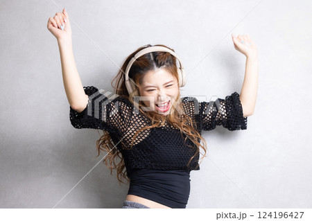 音楽を聴く若い女性 124196427