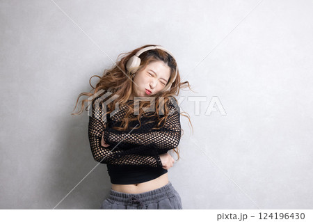 音楽を聴く若い女性 音楽を聴く若い女性 124196430