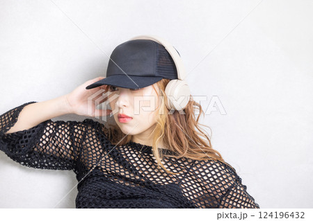 音楽を聴く若い女性 音楽を聴く若い女性 124196432