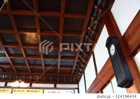 古い日本家屋に設置されている振り子式掛け時計 古い日本家屋に設置されている振り子式掛け時計 124196434