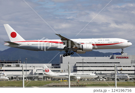 政府専用機B777福岡空港アブローチ 124196756