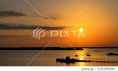 海に沈む夕日、三浦半島の夕焼けの風景、金色の太陽が海に沈む風景、オレンジ色に染まる空と海の風景 124196980