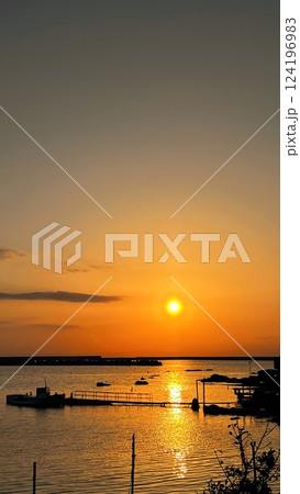 海に沈む夕日、三浦半島の夕焼けの風景、金色の太陽が海に沈む風景、オレンジ色に染まる空と海の風景 海に沈む夕日、三浦半島の夕焼けの風景、金色の太陽が海に沈む風景、オレンジ色に染まる空と海の風景 124196983