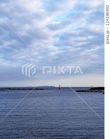 春の海、春の三浦半島の風景、春の海と空と雲、穏やかな春の海と空と雲の風景、赤い灯台の見える海の風景 春の海、春の三浦半島の風景、春の海と空と雲、穏やかな春の海と空と雲の風景、赤い灯台の見える海の風景 124196992