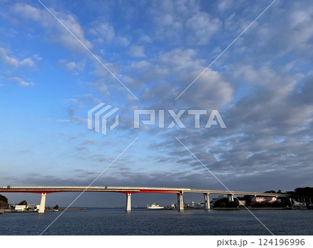 海にかかる橋、大きな空と穏やかな海、青空と城ヶ島に続く橋の風景 海にかかる橋、大きな空と穏やかな海、青空と城ヶ島に続く橋の風景 124196996