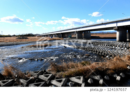 荒川に架かる荒川大橋の冬景色 荒川に架かる荒川大橋の冬景色 124197037