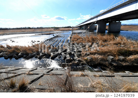 荒川に架かる荒川大橋の冬景色 荒川に架かる荒川大橋の冬景色 124197039